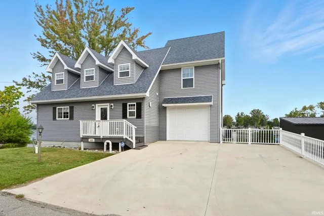 $585,000 | 1425 East 700 South, Wolcottville, IN 46795