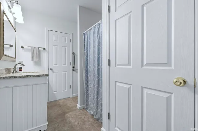 $585,000 | 1425 East 700 South, Wolcottville, IN 46795