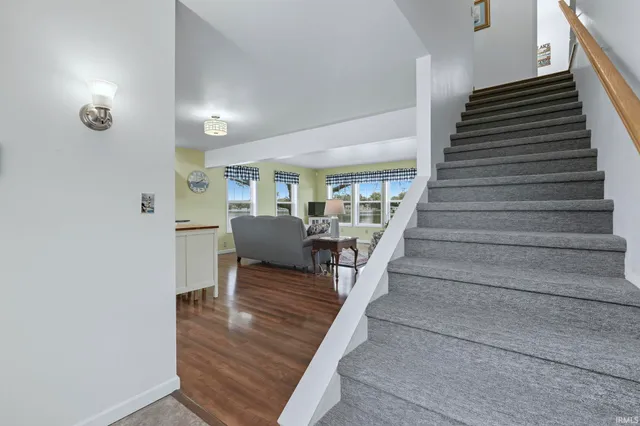 $585,000 | 1425 East 700 South, Wolcottville, IN 46795