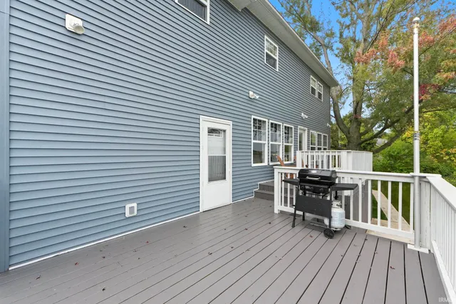 $585,000 | 1425 East 700 South, Wolcottville, IN 46795