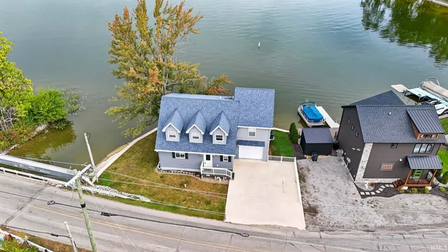 $585,000 | 1425 East 700 South, Wolcottville, IN 46795