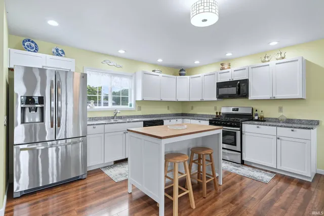 $585,000 | 1425 East 700 South, Wolcottville, IN 46795