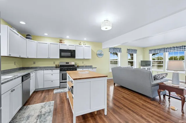 $585,000 | 1425 East 700 South, Wolcottville, IN 46795