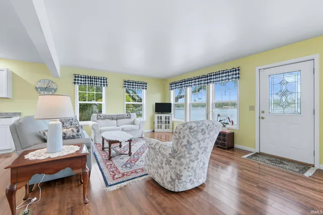 $585,000 | 1425 East 700 South, Wolcottville, IN 46795