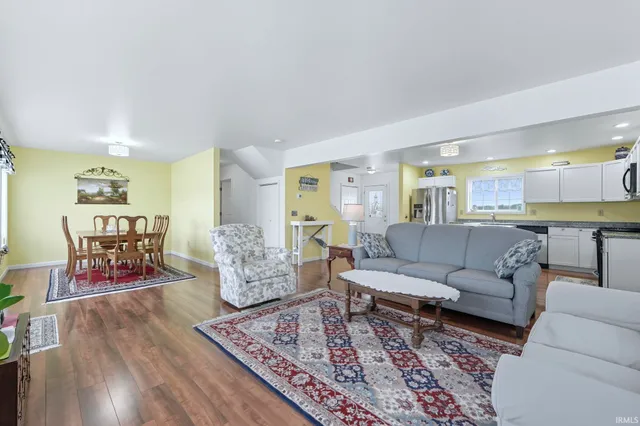 $585,000 | 1425 East 700 South, Wolcottville, IN 46795