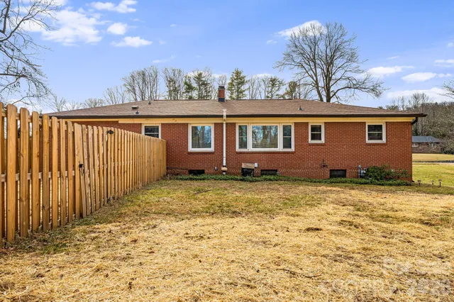 a view of front a house with a yard