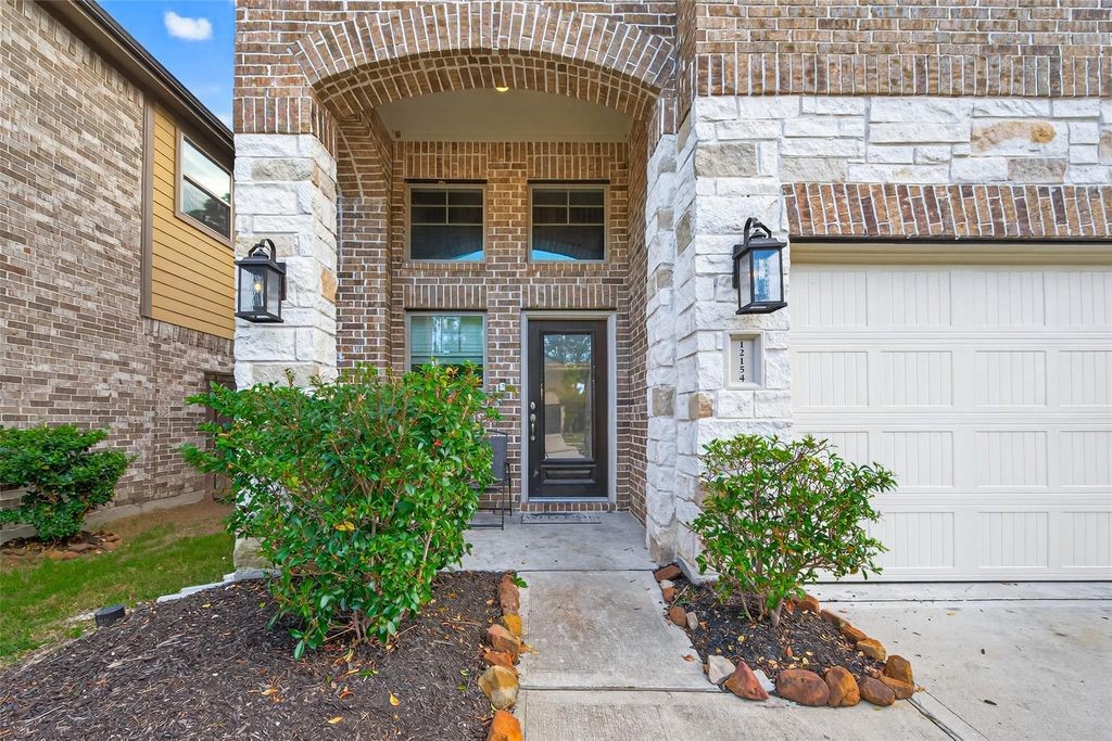 12154 Texas Trumpet Trail Humble, TX 77346 - Photo 3 of 21 a front view of a house with garden