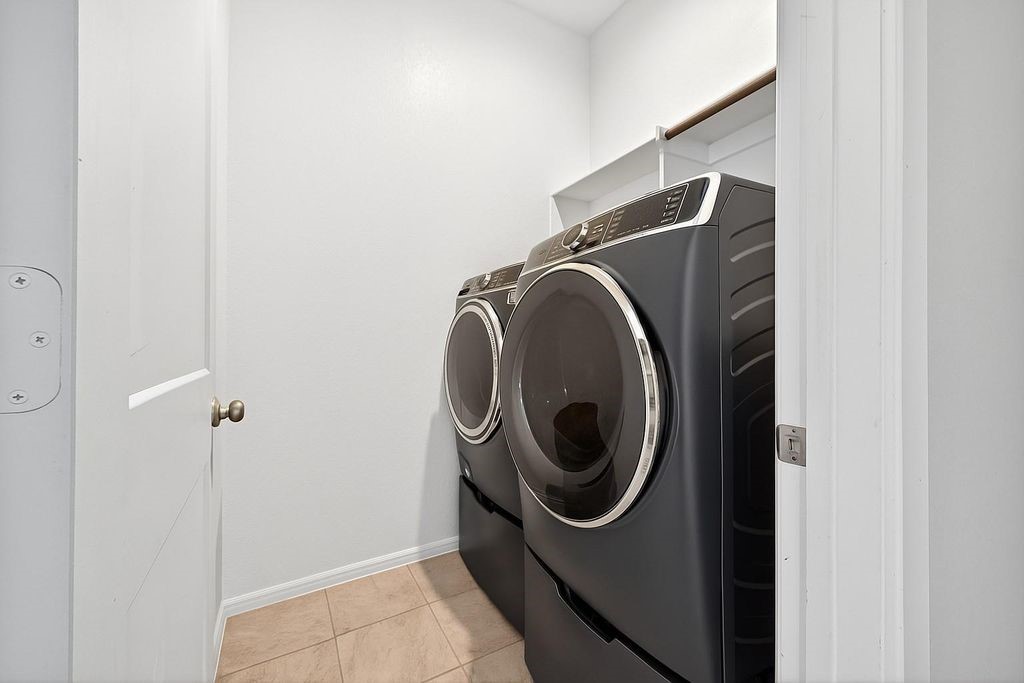 12154 Texas Trumpet Trail Humble, TX 77346 - Photo 10 of 21 a utility room with dryer and washer