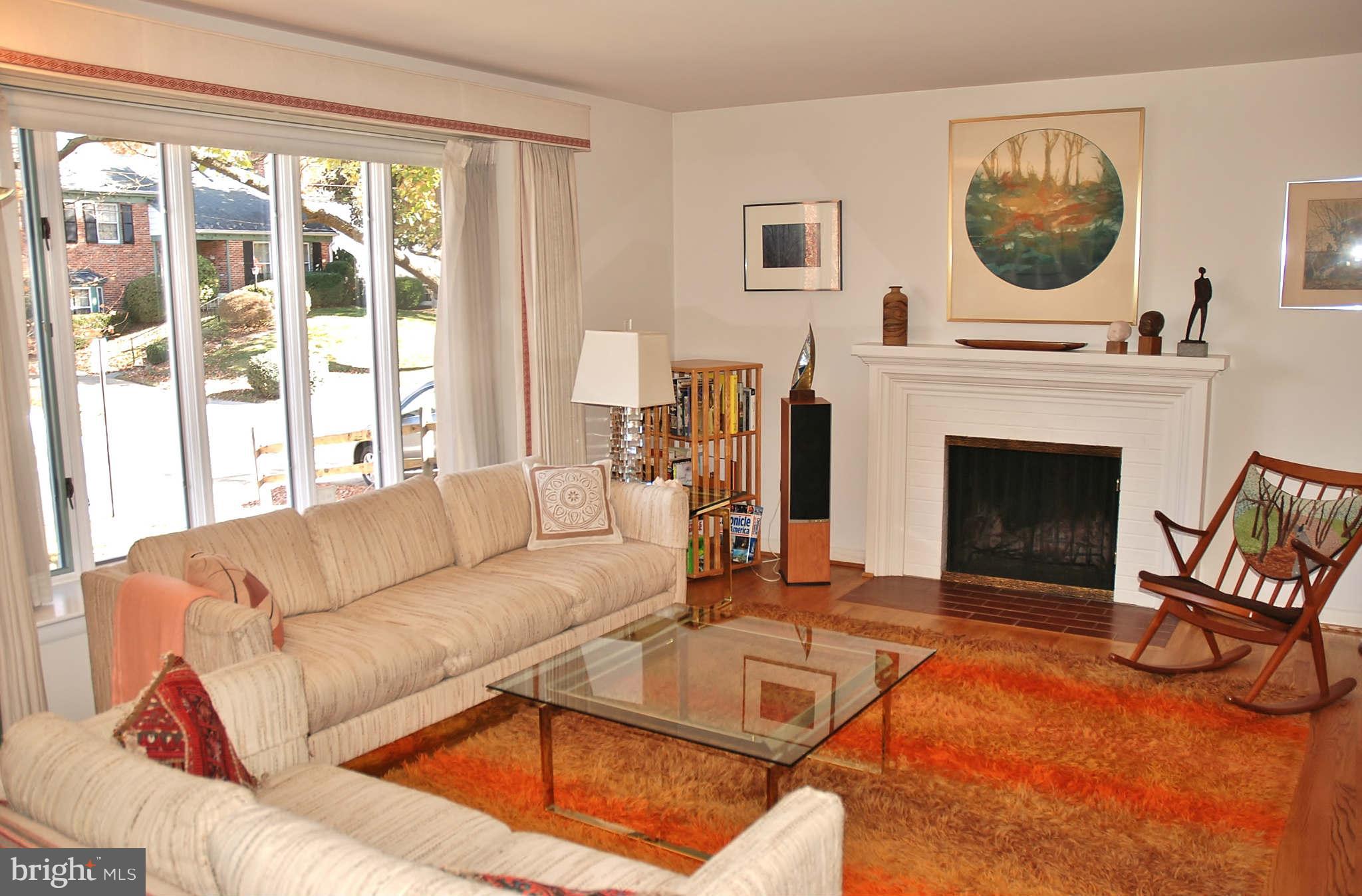 5009 Westport Road Chevy Chase, MD 20815 - Photo 3 of 22 Living Room