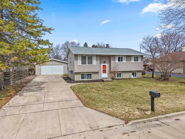 $268,000 | 1204 East Park Hills Drive, Appleton, WI 54915