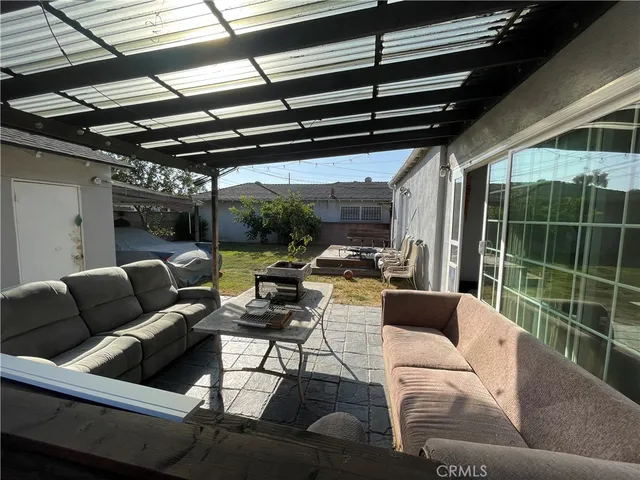 a view of a house with backyard and garden