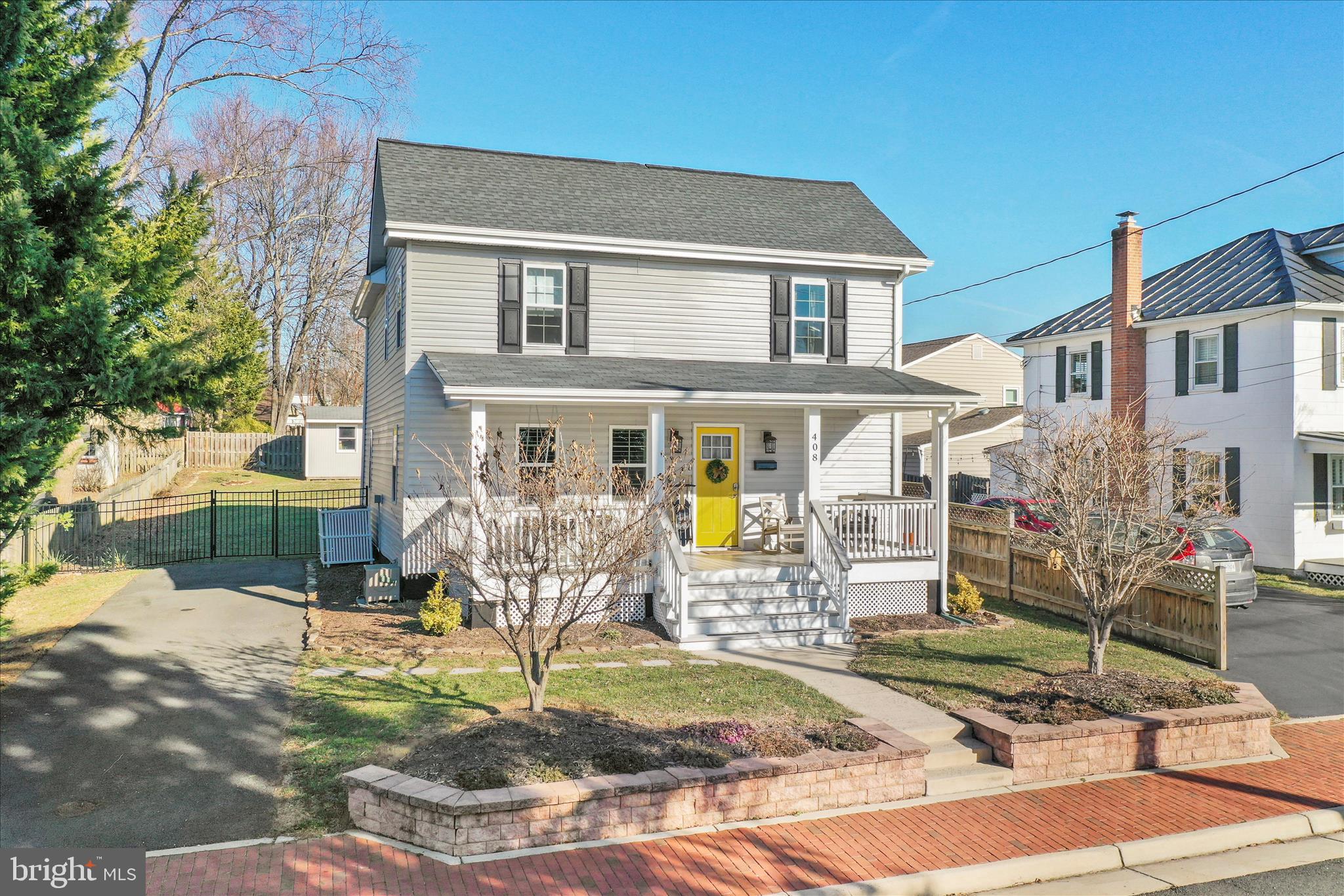 408 Blue Ridge Avenue Northeast Leesburg, VA 20176 - Photo 4 of 36 a front view of a house with garden