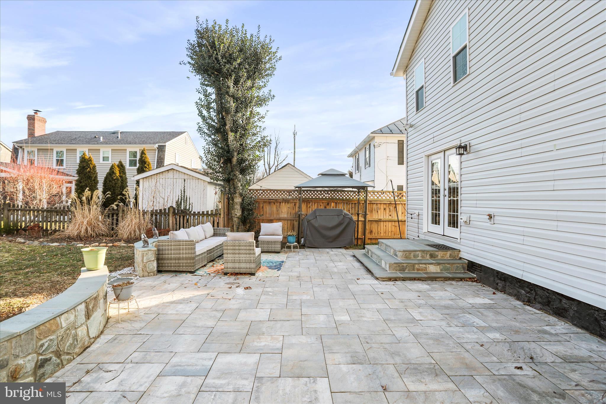 408 Blue Ridge Avenue Northeast Leesburg, VA 20176 - Photo 8 of 36 a view of living room kitchen and outdoor seating