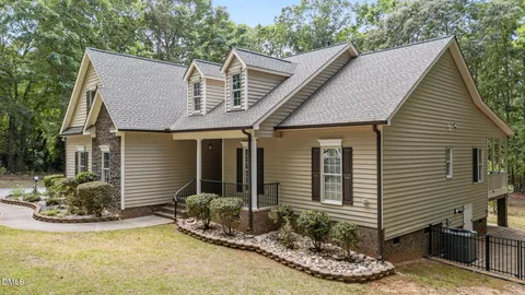 a view of a house in front of house