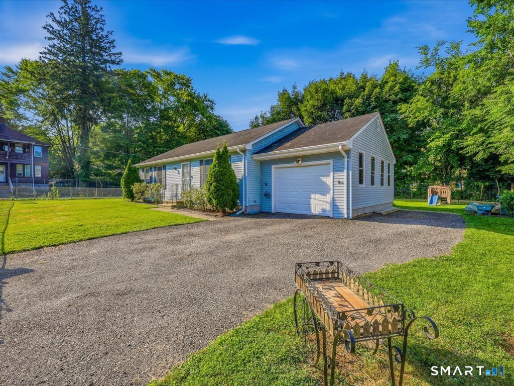 39 Glezen Street Norwich, CT 06360 - Photo 2 of 27