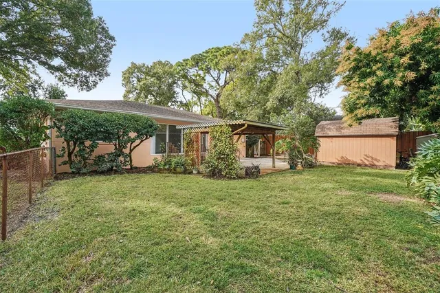 a view of a house with backyard and garden
