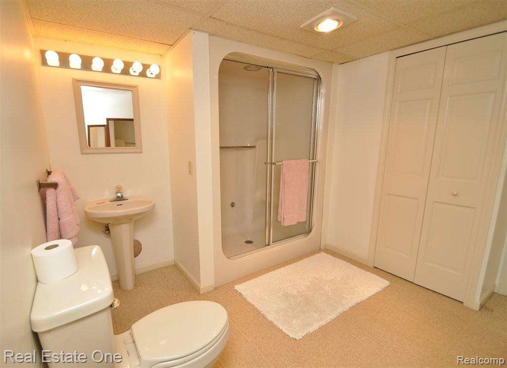 3169 Kilburn Road West Rochester, MI 48306 - Photo 42 of 48 Huge Full Bath in Lower Level