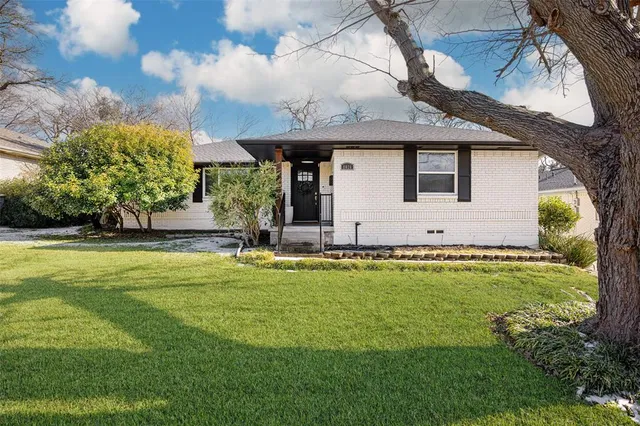 a front view of house with yard