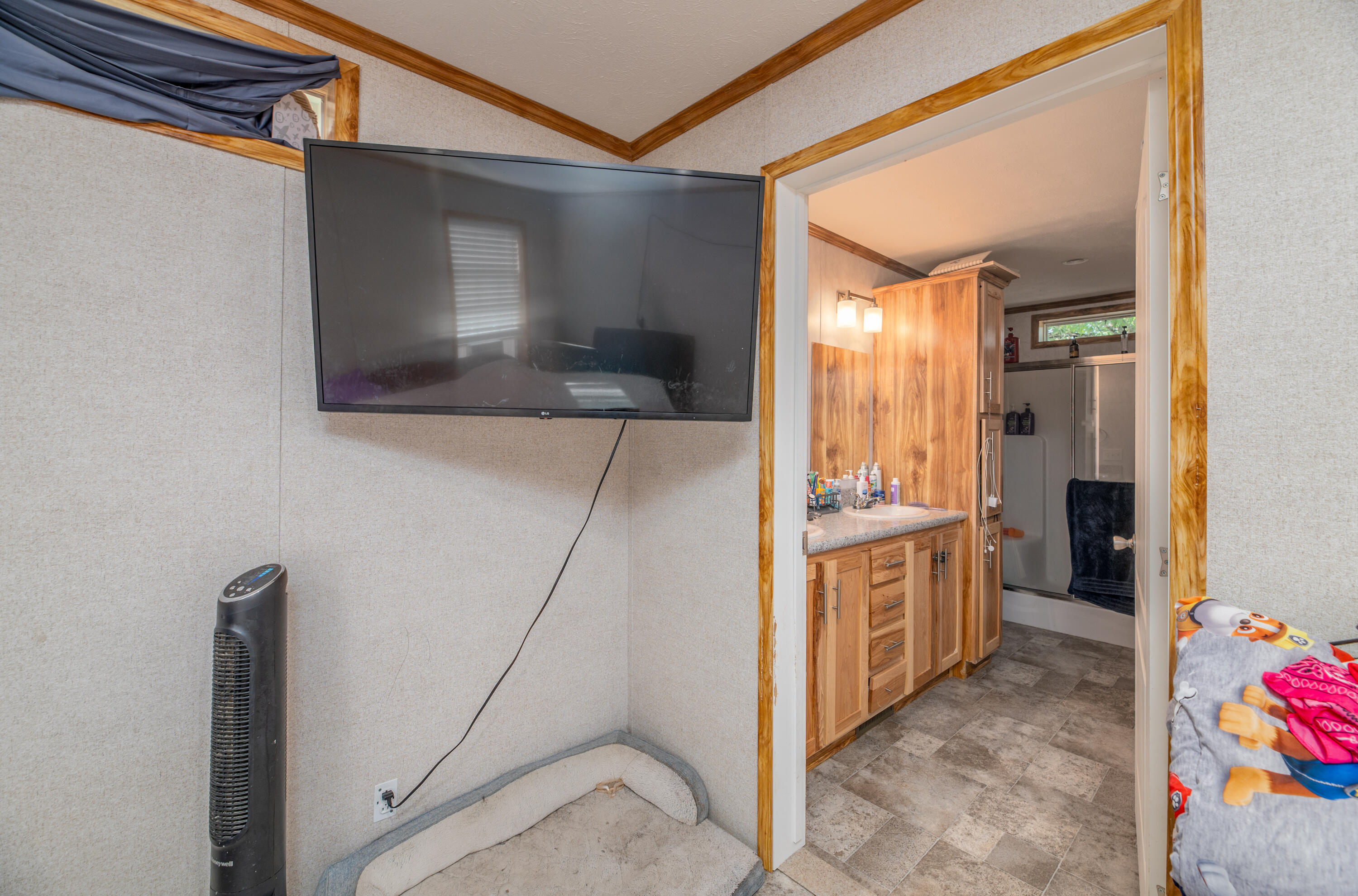 199 Neck Road Waterville, ME 04901 - Photo 17 of 37 18 Primary En Suite