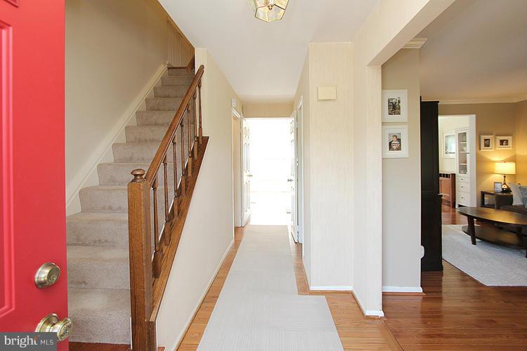 48 Pontiac Way Gaithersburg, MD 20878 - Photo 2 of 29 Foyer