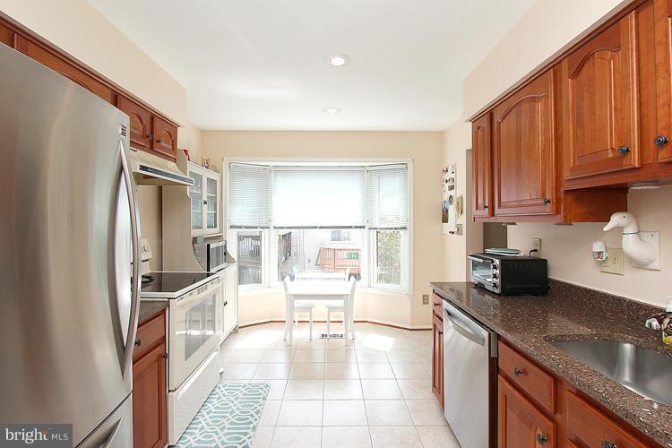 48 Pontiac Way Gaithersburg, MD 20878 - Photo 7 of 29 Kitchen