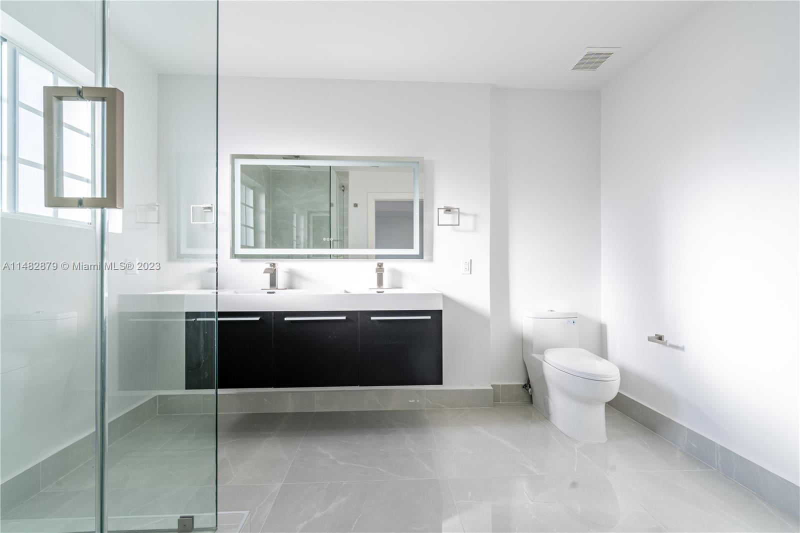 14346 Southwest 134th Place Miami, FL 33186 - Photo 22 of 36 a spacious bathroom with a bathtub and a toilet