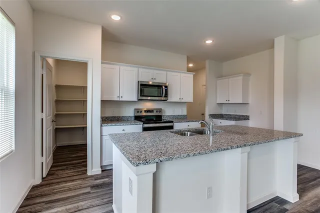 $2,300 | 10301 Castle Lyons Lane, Fort Worth, TX 76036