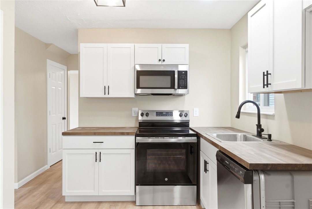 40 Woods Road Springboro, OH 45066 - Photo 27 of 57 This bright kitchen features modern appliances, sleek cabinetry, and durable countertops for everyday living.