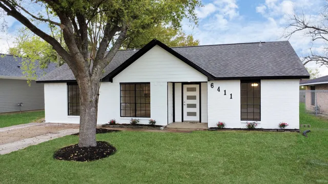 a front view of house with yard