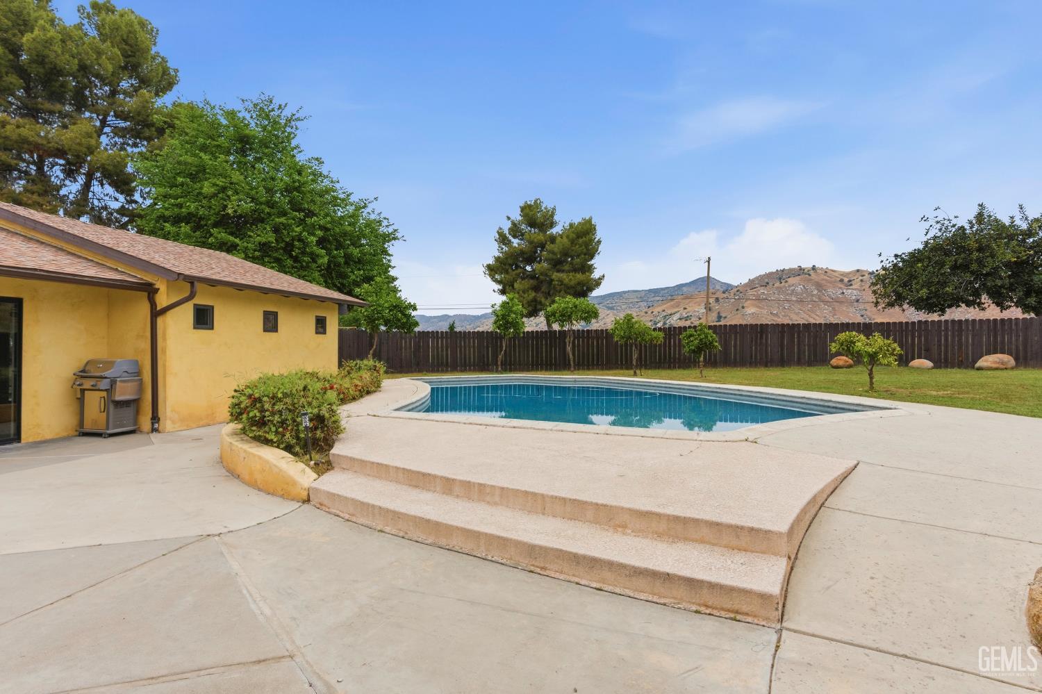 Undisclosed Address Springville, CA 93265 - Photo 44 of 62 a view of a house with backyard and a tub