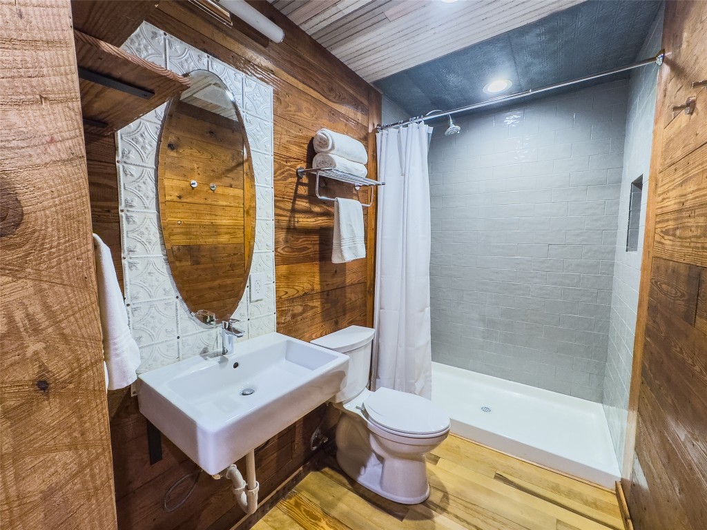 1148 Gunter Street Austin, TX 78721 - Photo 18 of 38 a bathroom with a sink toilet and shower