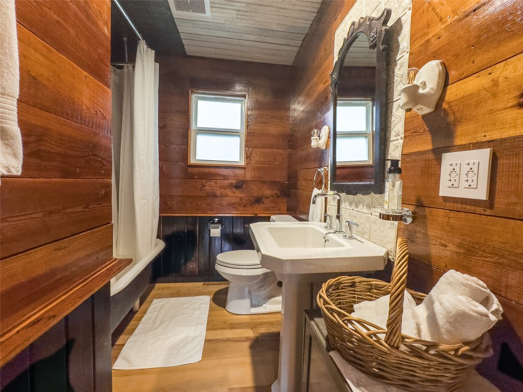 1148 Gunter Street Austin, TX 78721 - Photo 20 of 38 a bathroom with a sink and a mirror