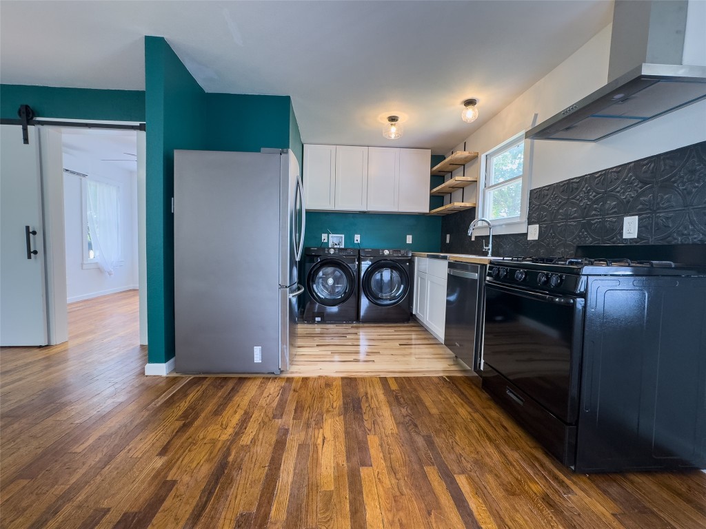 1148 Gunter Street Austin, TX 78721 - Photo 26 of 38 a kitchen with stainless steel appliances granite countertop a refrigerator a stove and a wooden floors