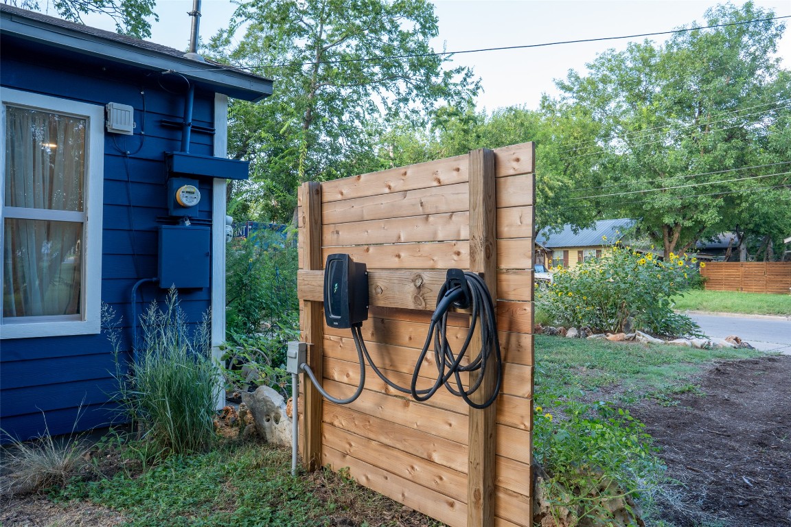 1148 Gunter Street Austin, TX 78721 - Photo 36 of 38 a view of outdoor space and yard