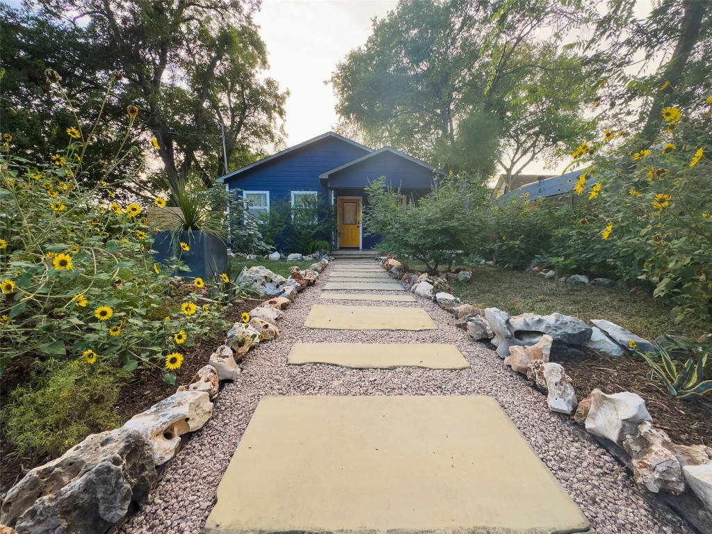 1148 Gunter Street Austin, TX 78721 - Photo 6 of 38 a view of a yard in front of house