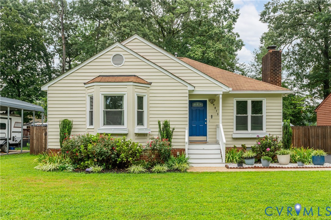 Charming cottage-style home featuring cream horizo