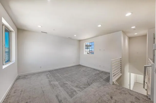 en empty room with windows and pillars in it