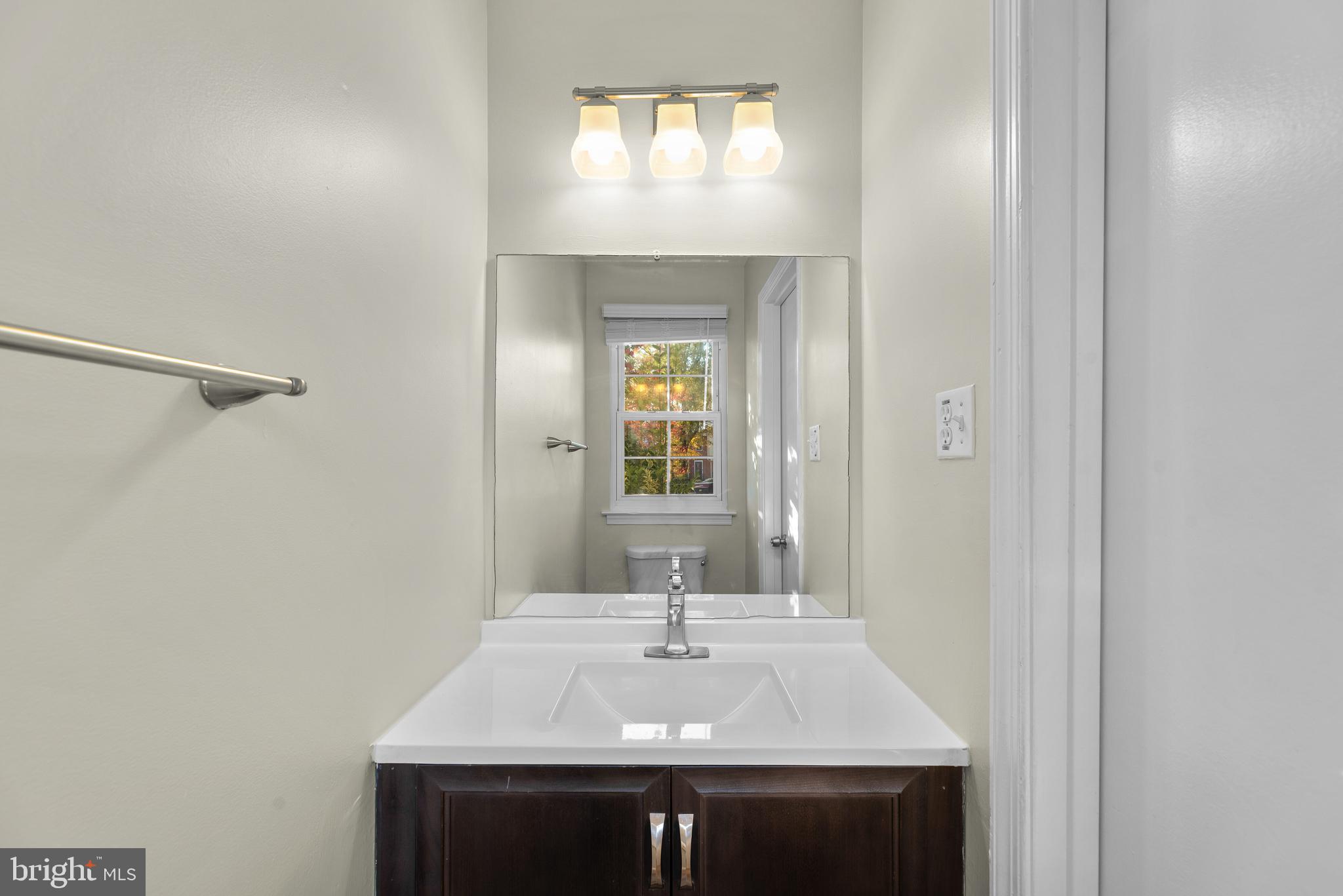 8490 Snowden Oaks Place Laurel, MD 20708 - Photo 11 of 28 Powder Room