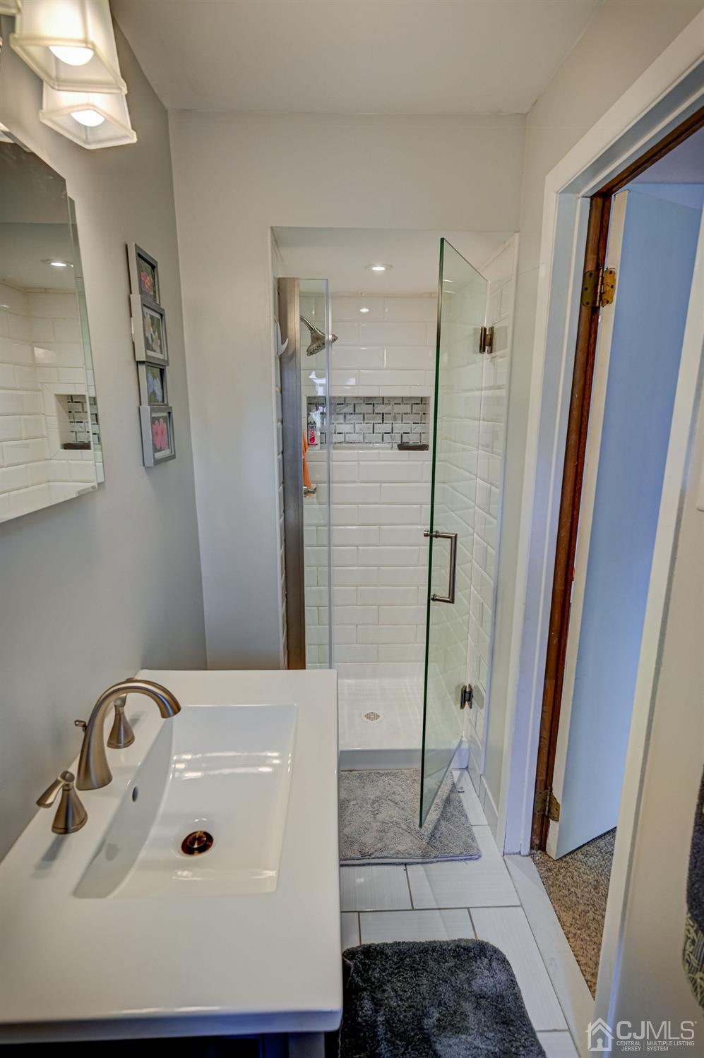 19 Chelsea Road Old Bridge, NJ 08857 - Photo 29 of 34 a bathroom with a tub a sink and a mirror
