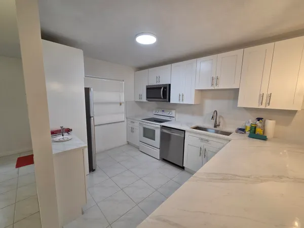 $2,200 | 9187 Norte Lago, Unit 5E, Boca Raton, FL 33428