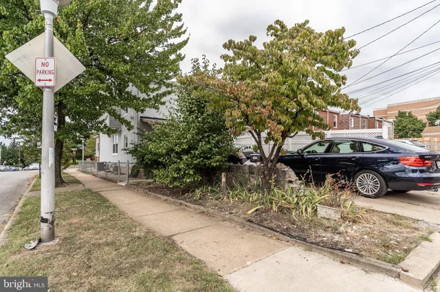 a car parked in the parking lot