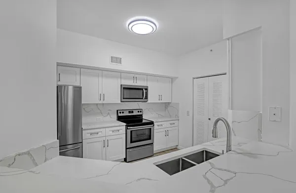 $2,550 | 340 Crestwood Circle, Unit 302, Royal Palm Beach, FL 33411