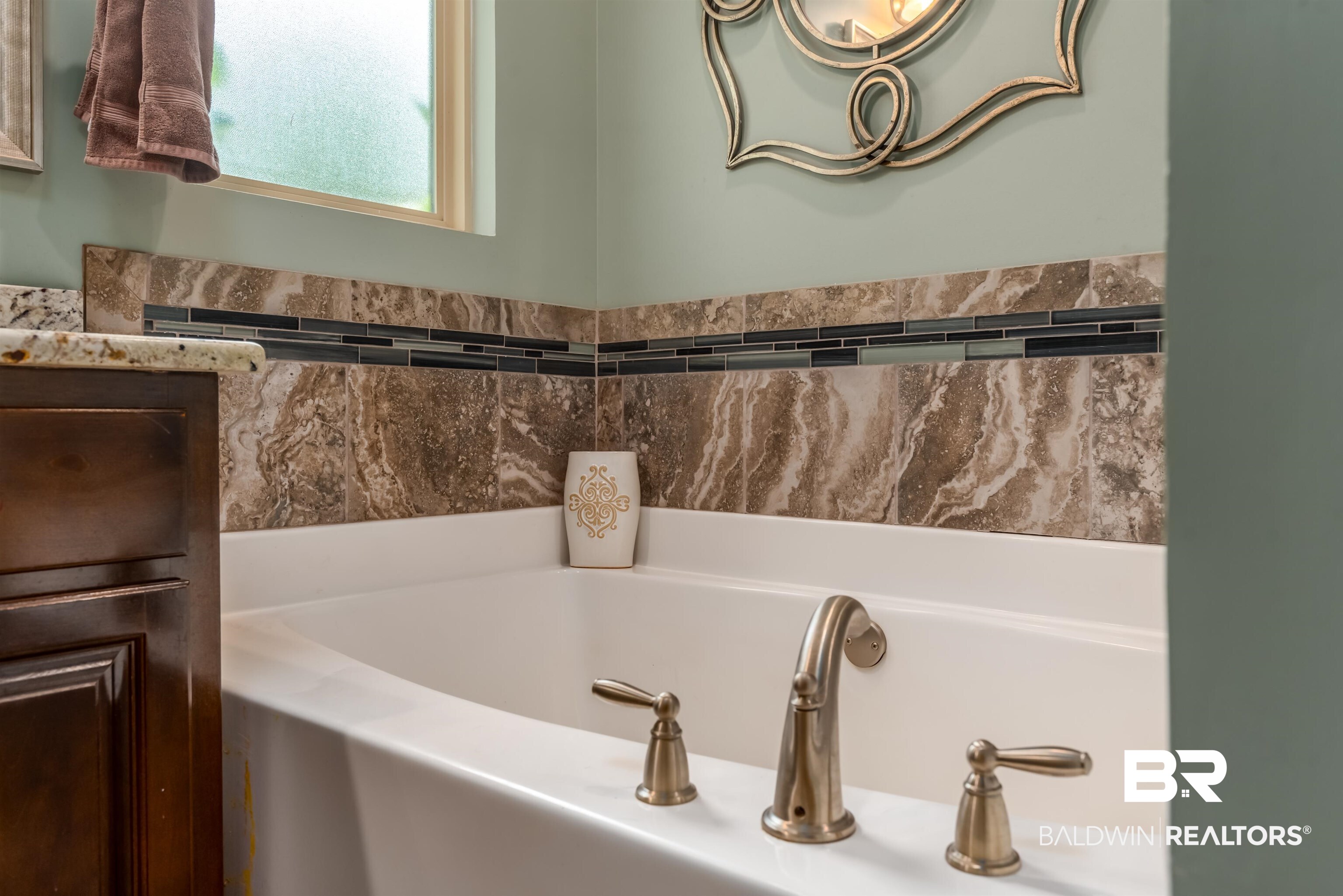 965 Henckley Avenue Mobile, AL 36609 - Photo 15 of 30 Bathroom featuring a washtub