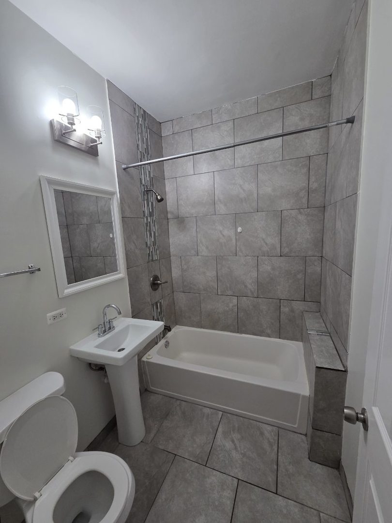 4926 West Rice Street, Unit 2 Chicago, IL 60651 - Photo 8 of 11 Gallery Image 8
