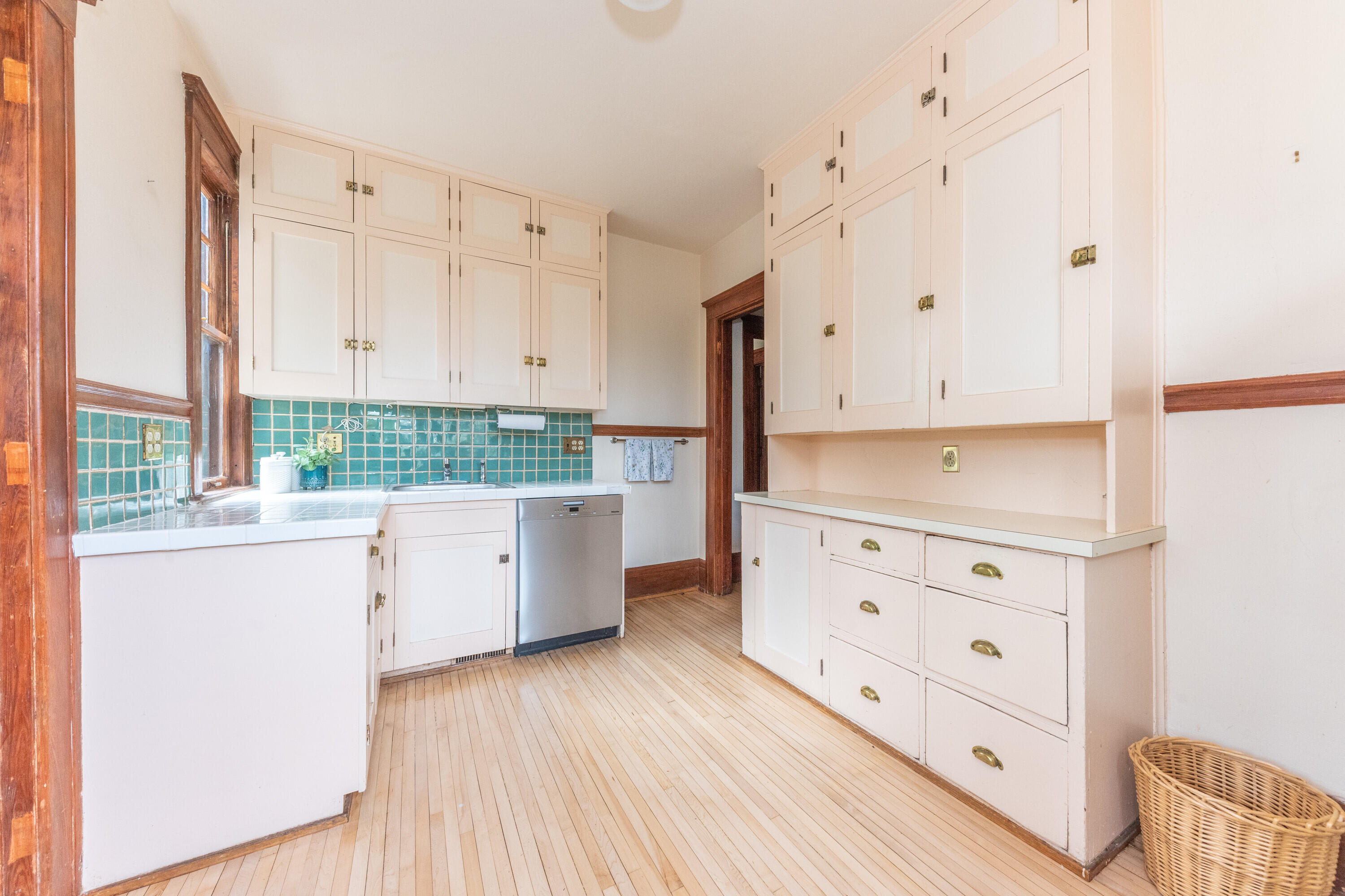 1930 Cambridge Road Ann Arbor, MI 48104 - Photo 13 of 59 Kitchen
