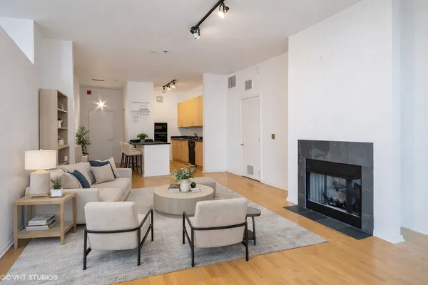 $300,000 | 130 South Canal Street, Unit 816, Chicago, IL 60606