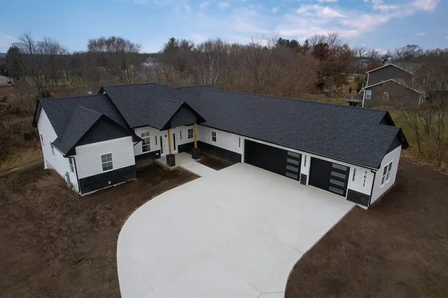 $660,000 | 5611 N Vista, Janesville, WI 53548