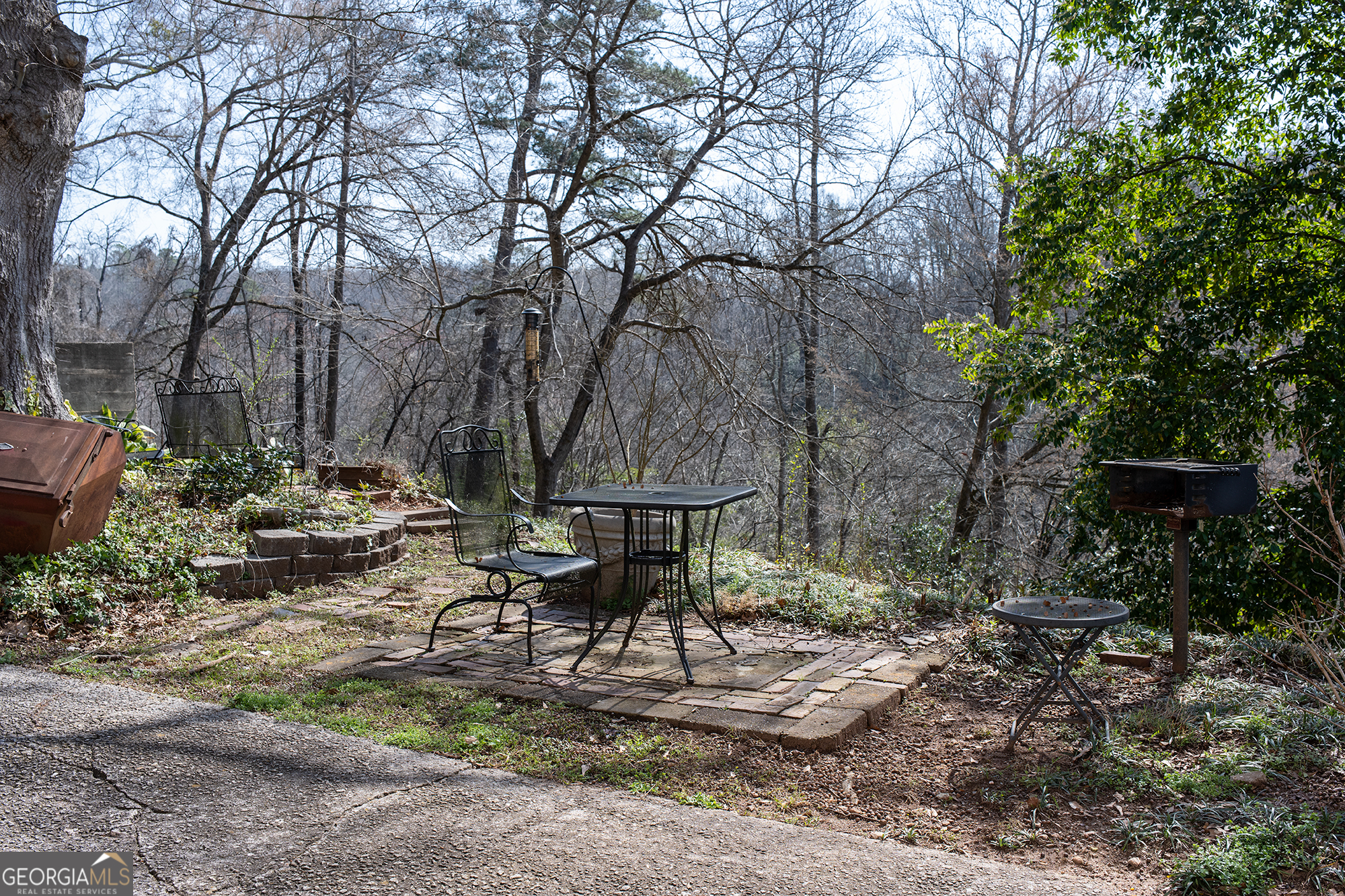 585 White Circle, Unit 509 Athens, GA 30605 - Photo 33 of 42 a backyard of a house with table and chairs
