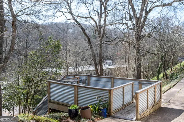 a view of a backyard