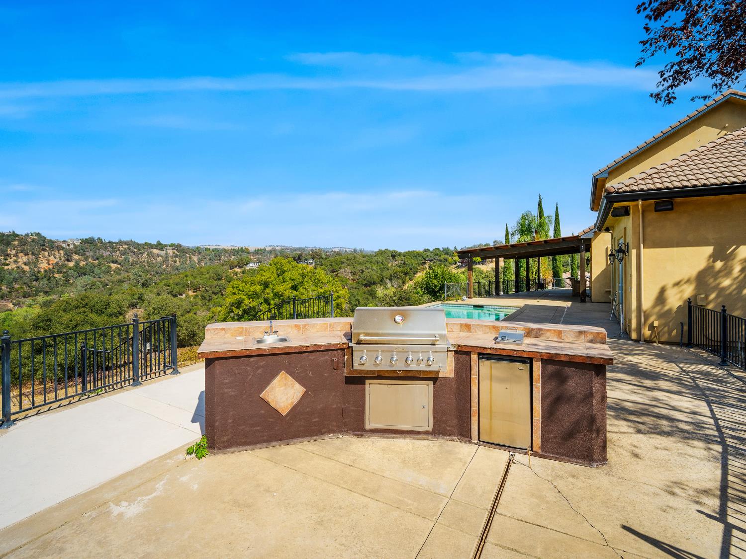 7055 Ridge Road Newcastle, CA 95658 - Photo 31 of 58 Main house outdoor built in barbeque